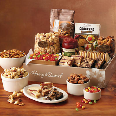 A perfect sweet and savory treat for friends and loved ones far and near. Sporting a generous mix of our most popular gourmet food gifts, from classic caramel Moose Munch Gourmet Popcorn and expertly 