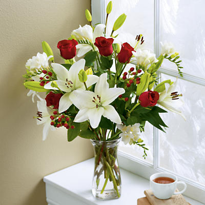 Holiday Lily Bouquet Holiday Lily Bouquet
